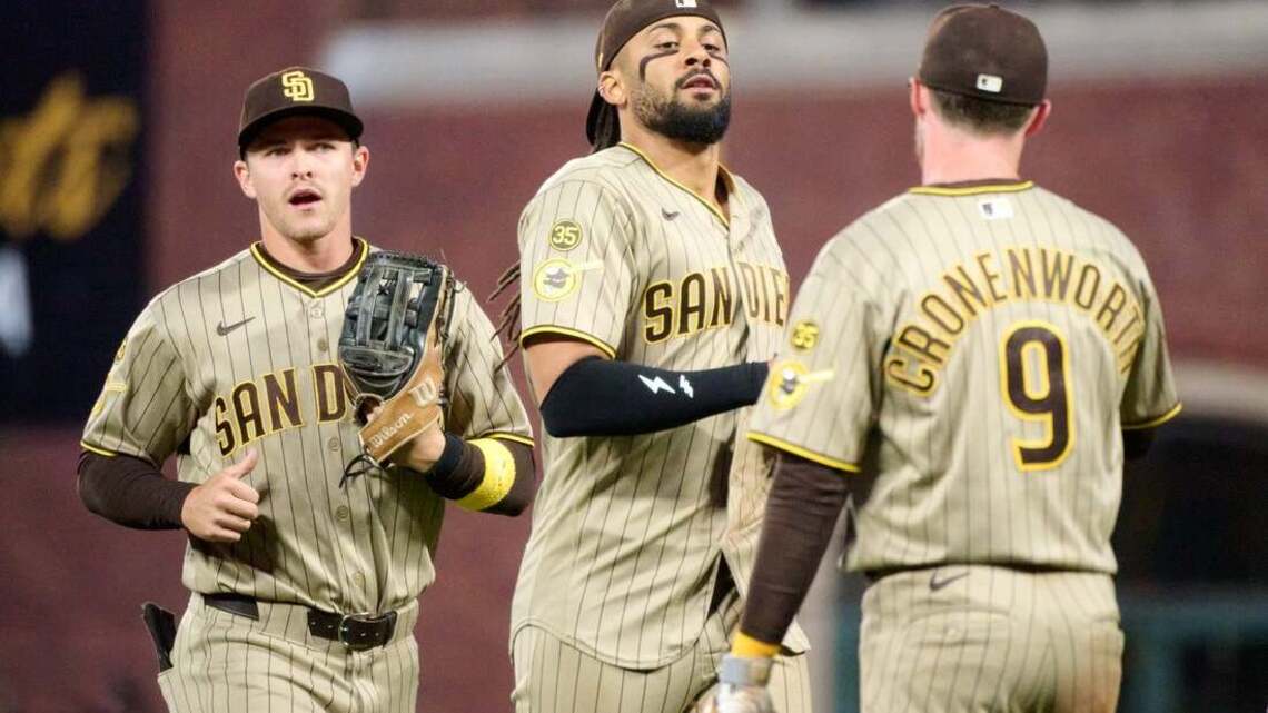 Machado homers as Padres finish off weekend sweep of Giants