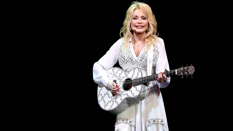 Dolly Parton's Cousin Details Her 'Small' Burial: 'What She Wanted' 