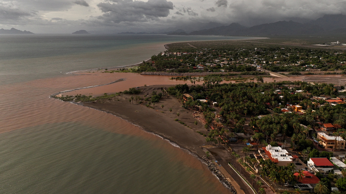 Polo se debilita a tormenta tropical mientras se interna en noroeste de México 
