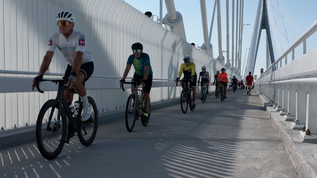 Crowds line up to walk and bike across new Gordie Howe bridge