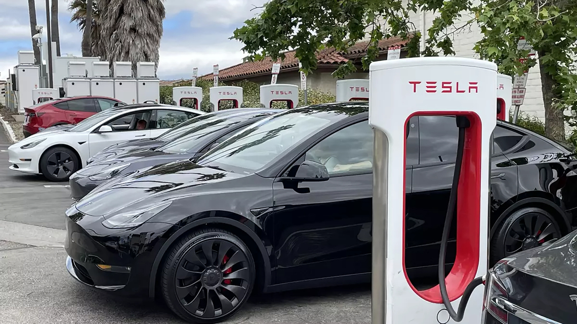 George Skelton: Californians sour on Newsom's push to ban gas-powered cars 