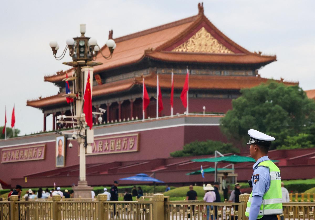 A police officer guards next to the Tiananmen Gate in Beijing, China, June 4, 2026. REUTERS/Maxim Shemetov