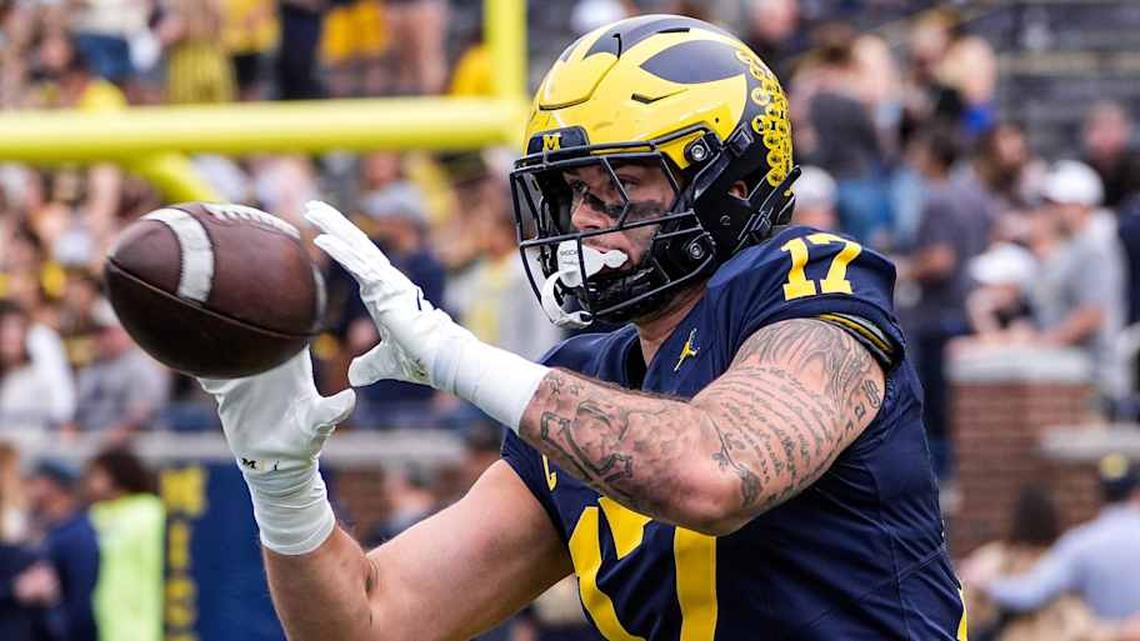  Michigan tight end Marlin Klein (17) warms up before the Central Michigan game at Michigan Stadium in Ann Arbor on Saturday, Sept. 13, 2025. | Junfu Han / USA TODAY NETWORK via Imagn Images 
