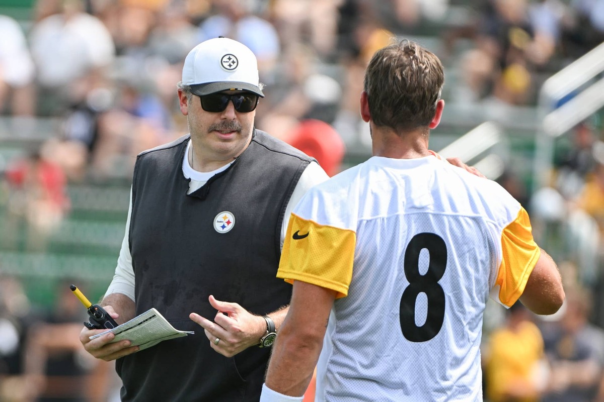  Pittsburgh Steelers offensive coordinator Arthur Smith talks with quarterback Aaron Rodgers during drills at training camp at Saint Vincent College. Barry Reeger-Imagn Images