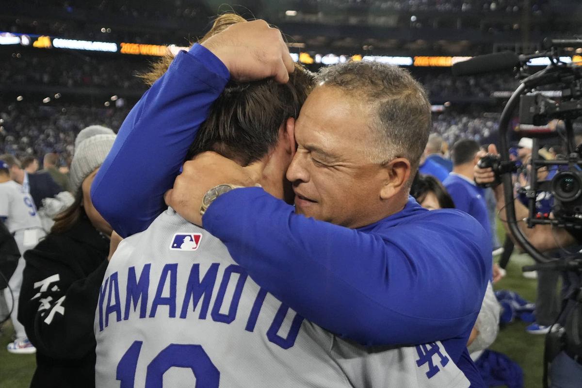  Los Angeles Dodgers pitcher Yoshinobu Yamamoto (18) celebrates with manager Dave Roberts (30) © John E. Sokolowski-Imagn Images