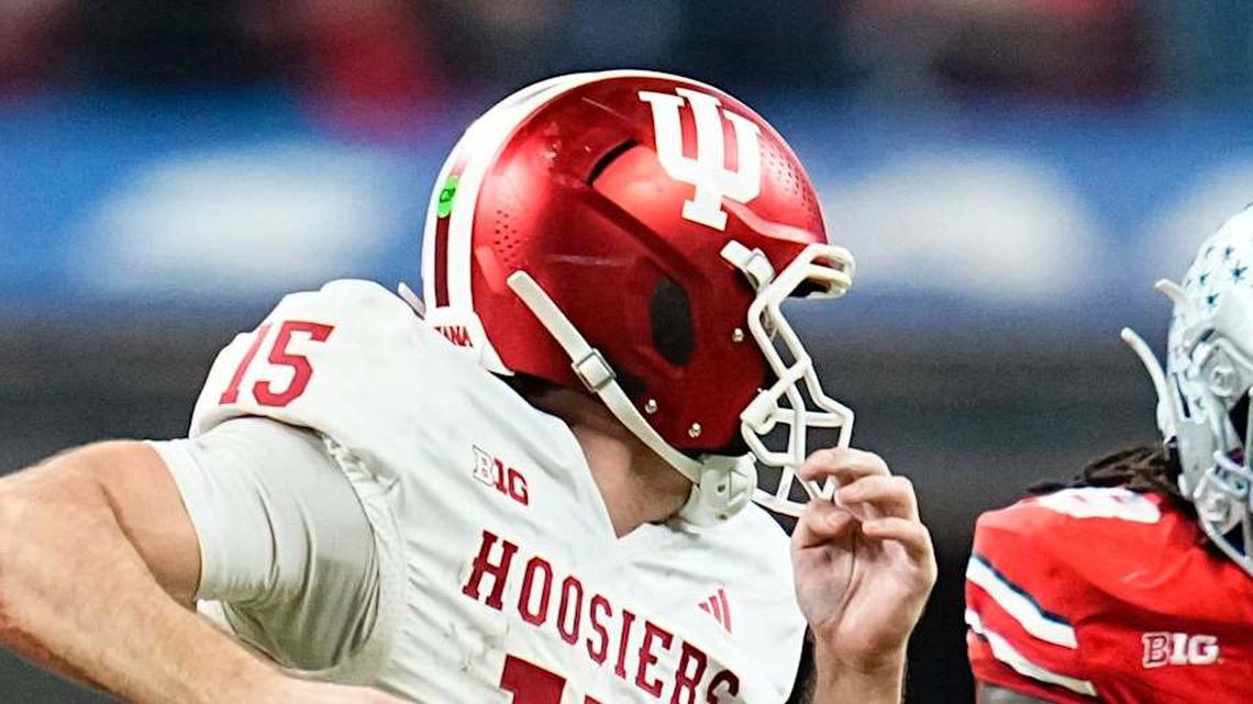  Indiana Hoosiers quarterback Fernando Mendoza (15) scrambles past Ohio State Buckeyes linebacker Sonny Styles (0) and linebacker Arvell Reese (8) during the Big Ten Conference championship game at Lucas Oil Stadium in Indianapolis on Dec. 6, 2025. Ohio State lost 13-10. | Adam Cairns/Columbus Dispatch / USA TODAY NETWORK via Imagn Images 