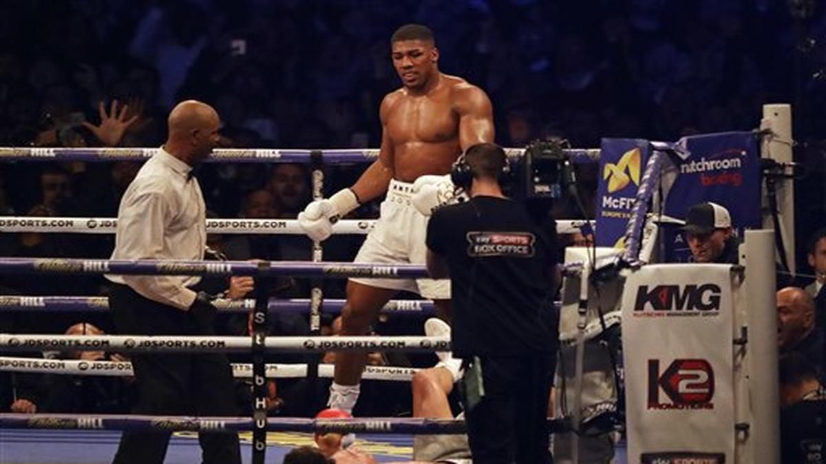 El británico Anthony Joshua se dirige a su esquina luego de derribar al ucraniano Wladimir Klitschko, durante el combate realizado el sábado 29 de abril de 2017, en el estadio de Wembley, en Londres.