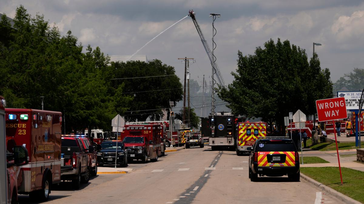 Apartment Fire Dallas. Police and firefighting crews respond to the scene of a large fire at an apartment complex in Dallas, Thursday, May 28, 2026. (AP Photo/Gabriela Passos)