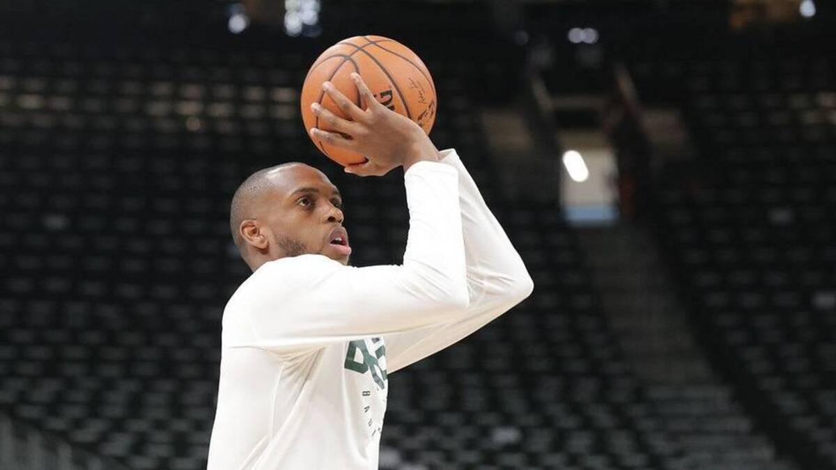  Khris Middleton warms up prior to the game. Bx237 7df2 9 | USA TODAY Network via Reuters Connect 
