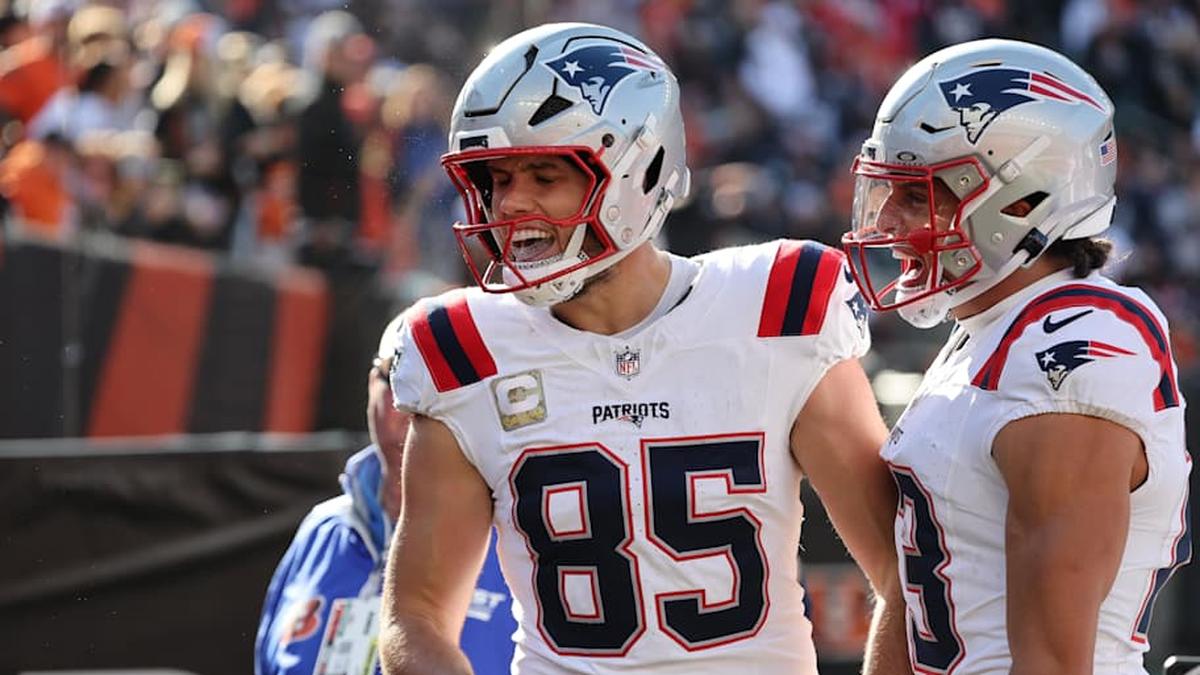  Nov 23, 2025; Cincinnati, Ohio, USA; New England Patriots tight end Hunter Henry (85) celebrates with teammates after scoring a touchdown during the first half against the Cincinnati Bengals at Paycor Stadium. Mandatory Credit: Joseph Maiorana-Imagn Images | Joseph Maiorana-Imagn Images 