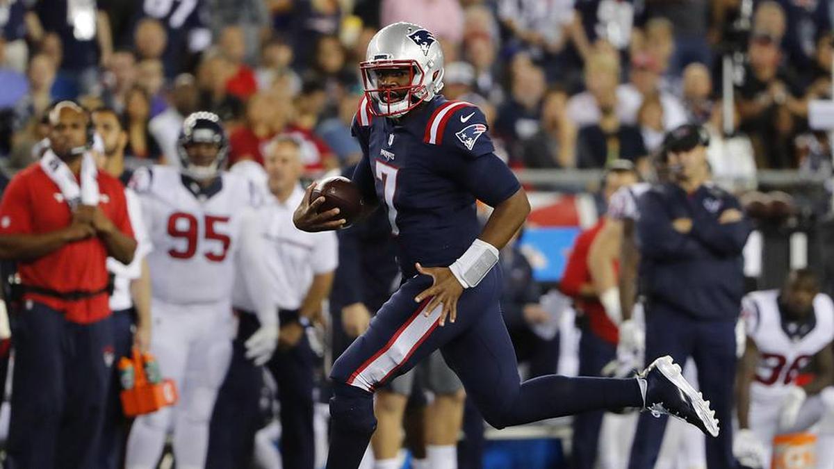  Sep 22, 2016; Foxborough, MA, USA; New England Patriots quarterback Jacoby Brissett (7) runs for a touchdown against the Houston Texans during the first half at Gillette Stadium. Mandatory Credit: Winslow Townson-Imagn Images | Winslow Townson-Imagn Images 