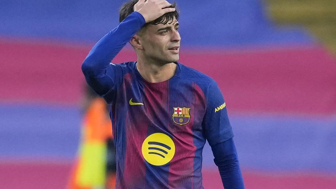 El centrocampista del FC Barcelona Pedri celebra tras anotar el primer gol del equipo durante el partido de la jornada 9 de LaLiga EA Sports, entre el FC Barcelona y el Girona FC, en el estadio Olímpico de Montjuic, en Barcelona. EFE/ Alejandro García