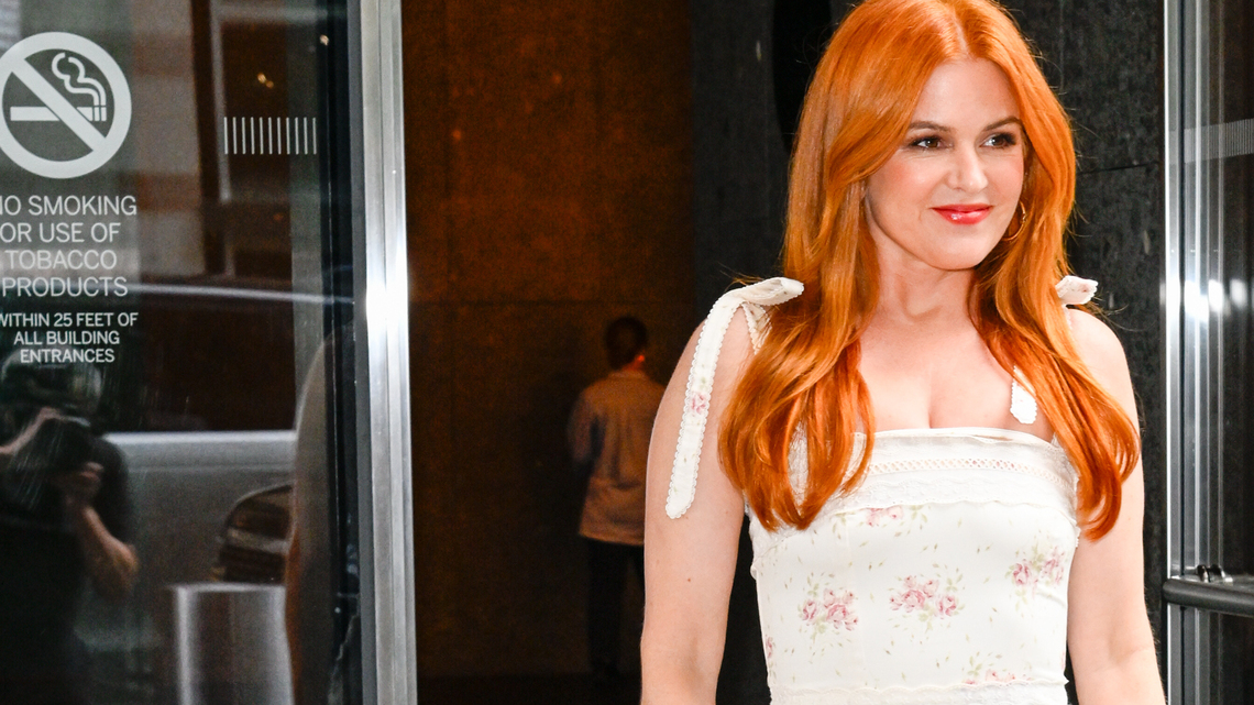 Isla Fisher's Romantic Floral Dress Is an End-of-Summer Dream 