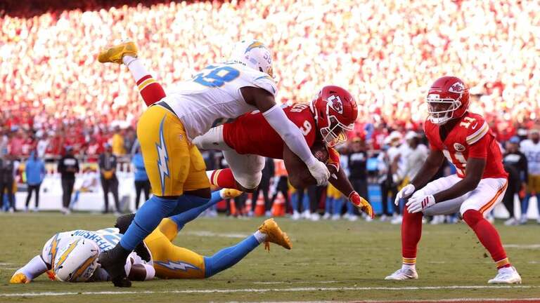 Chiefs remain unbeaten, control winless Chargers, 