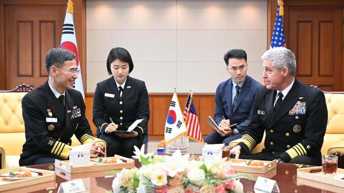 South Korean Chief of Naval Operations Adm. Kim Kyung-ryul (L) and U.S. Pacific Fleet Commander Adm. Stephen Koehler (R) hold talks in Seoul on Wednesday. The two were also set to meet with Japan's top naval commander for trilateral talks on strengthening maritime cooperation. Photo courtesy of South Korea Navy