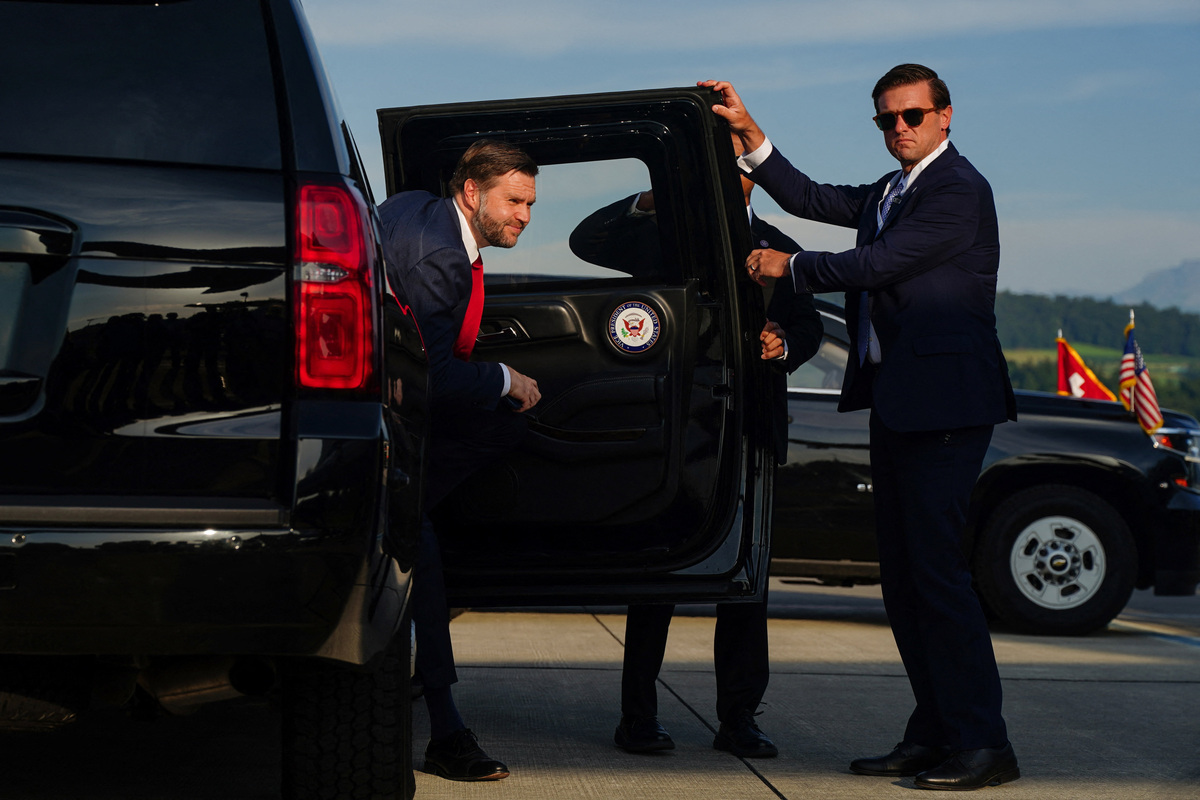 U.S. Vice President JD Vance exits a vehicle as he arrives to board Air Force Two at Emmen Military Air Base, after the U.S. and Iran held high-level talks at the Lake Lucerne Summit, in Emmen, Switzerland, June 22, 2026. REUTERS/Nathan Howard/Pool