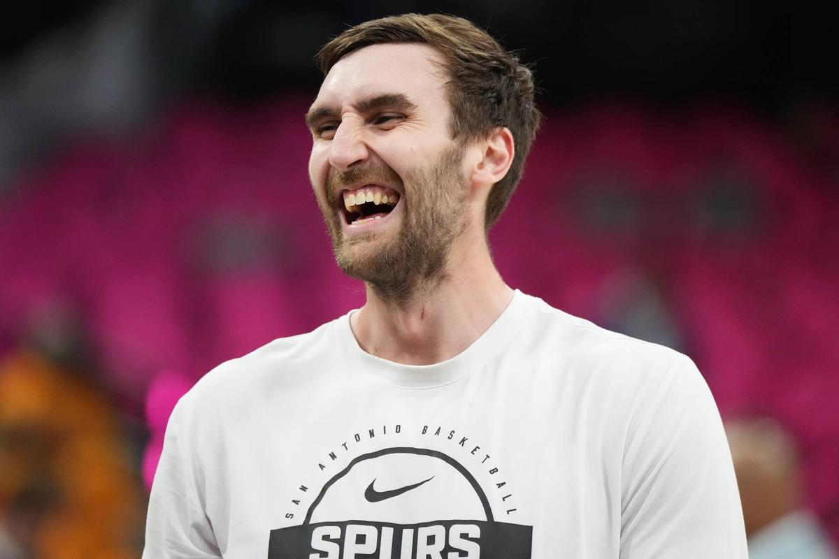  San Antonio Spurs center Luke Kornet (7) against the Oklahoma City Thunder. © Scott Wachter-Imagn Images