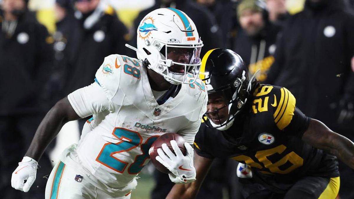  Dec 15, 2025; Pittsburgh, Pennsylvania, USA; Miami Dolphins running back De'Von Achane (28) runs with the ball while defended by Pittsburgh Steelers cornerback Brandin Echols (26) in the fourth quarter at Acrisure Stadium. Mandatory Credit: Charles LeClaire-Imagn Images | Charles LeClaire-Imagn Images 
