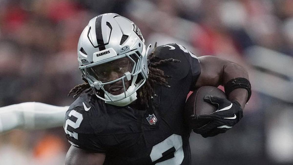  Jan 4, 2026; Paradise, Nevada, USA; Las Vegas Raiders running back Ashton Jeanty (2) carries the ball against Kansas City Chiefs linebacker Drue Tranquill (23) in the first half at Allegiant Stadium. Mandatory Credit: Kirby Lee-Imagn Images | Kirby Lee-Imagn Images 