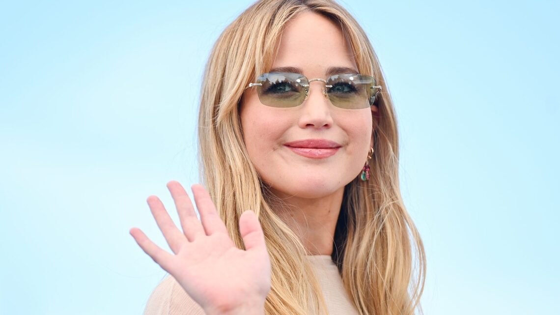 Copy Jennifer Lawrence's Slouchy Cool Mom Purse for $21 