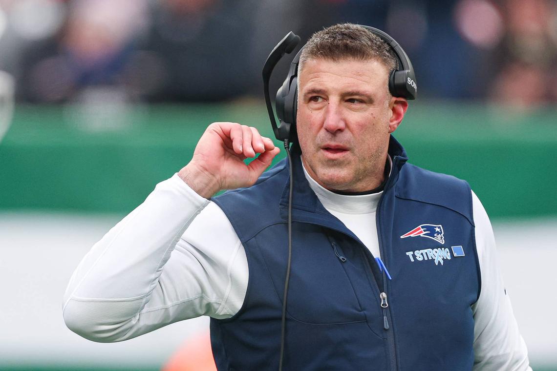 New England Patriots head coach Mike Vrabel looks on during a game.  Vincent Carchietta-Imagn Images 