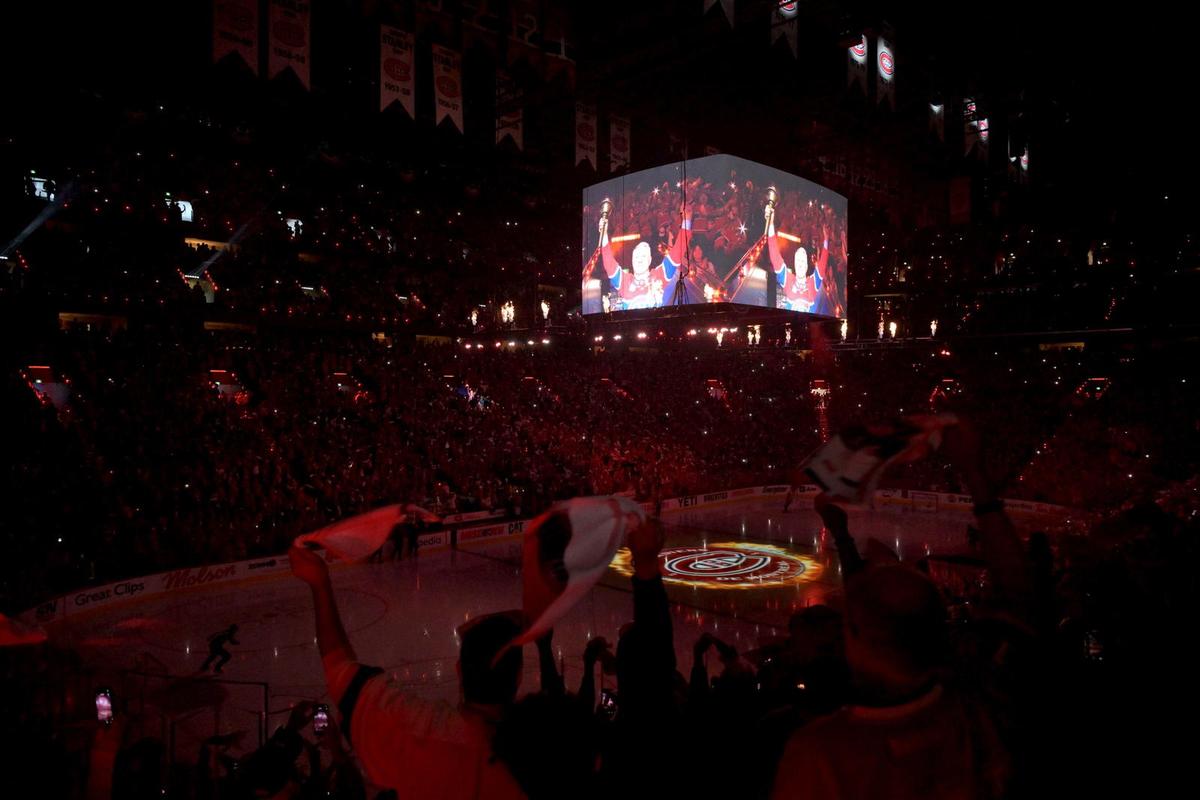  Claude Lemieux raised the torch ahead of Game 3 between the Montreal Canadiens and Carolina Hurricanes on May 25. (Eric Bolte-Imagn Images) 
