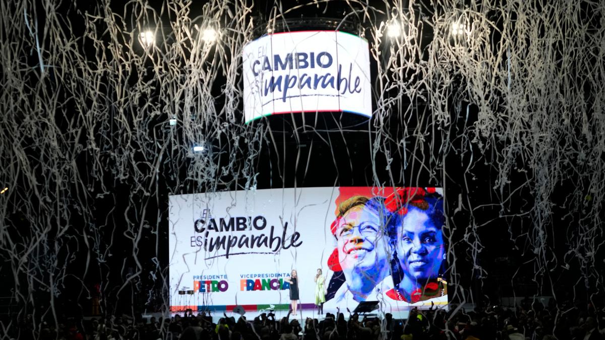 Confeti explota sobre una pantalla que muestra las fotos del candidato Gustavo Petro (izquierda), y de su compañera de fórmula, Francia Márquez, tras su victoria en el balotaje de los comicios presidenciales, en la sede de su campaña, en Bogotá, Colombia, el 19 de junio de 2022. (AP Foto/Fernando Vergara)