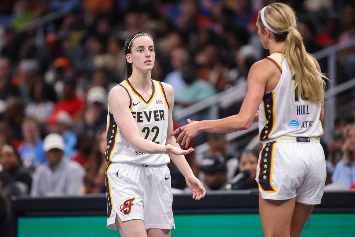  Indiana Fever guard Caitlin Clark (22) and forward Lexie Hull (10). © Brett Davis-Imagn Images