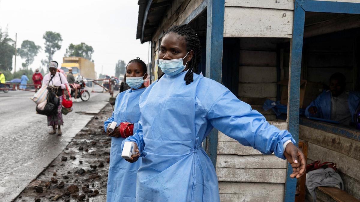 Health workers stand at the Kanyaruchinya checkpoint to screen travellers, as authorities and aid agencies intensify efforts to contain a new Ebola outbreak involving the Bundibugyo strain, in the northern entry into the city of Goma, North Kivu province, the Democratic Republic of the Congo May 20, 2026. REUTERS/Arlette Bashizi/File Photo