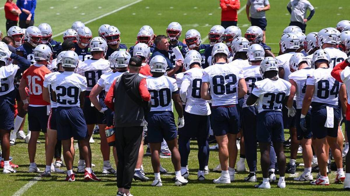  Jun 2, 2026; Foxborough, MA, USA; New England Patriots head coach Mike Vrabel (center) addresses players during the team's OTA at Gillette Stadium. Mandatory Credit: Eric Canha-Imagn Images | Eric Canha-Imagn Images 
