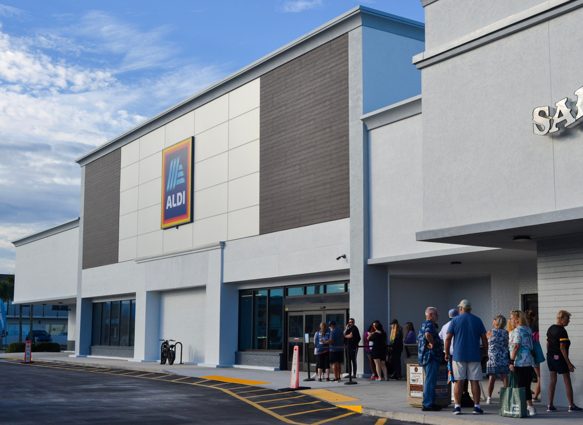Aldi opens store in Daytona Beach Shores with 200+ fans on hand ...
