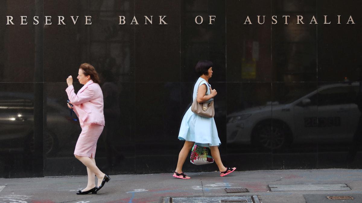 Two women walk next to the Reserve Bank of Australia headquarters in central Sydney, Australia February 6, 2018. REUTERS/Daniel Munoz