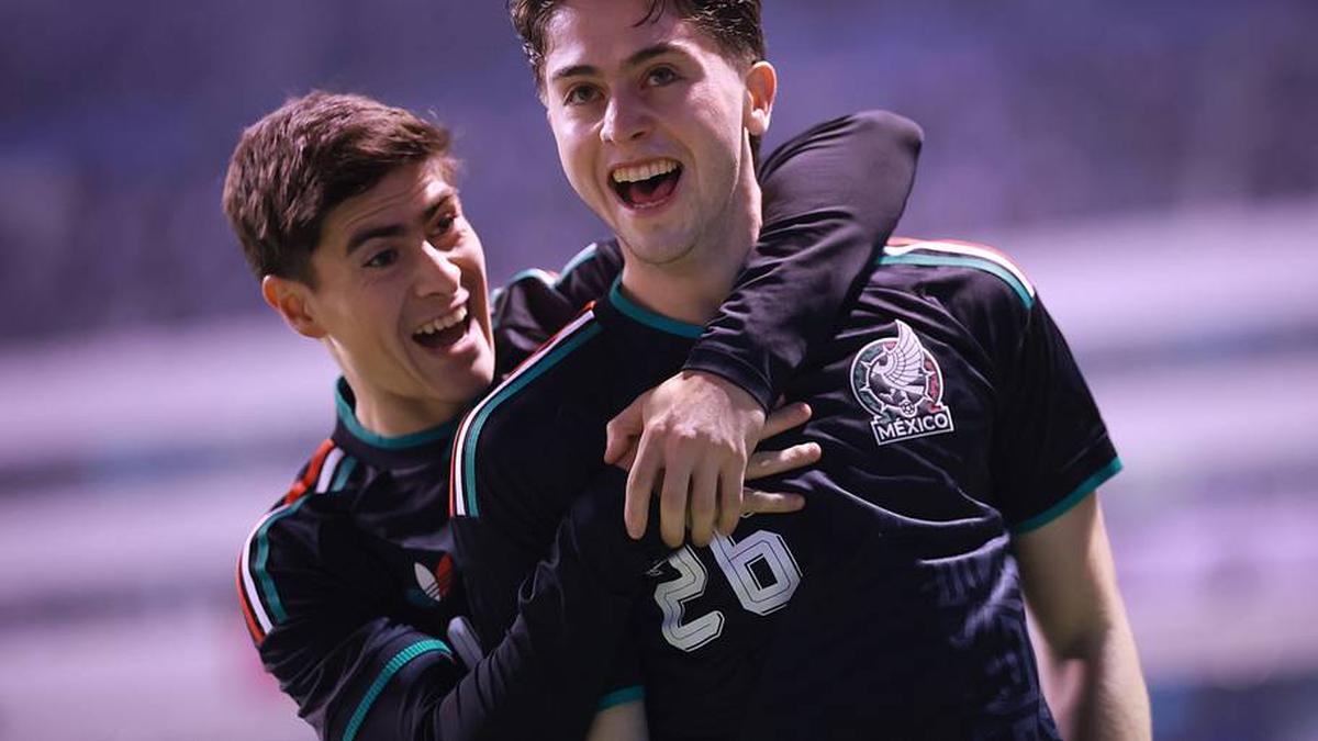 Brian Gutiérrez (front) continues to impress with El Tri. | Manuel Velasquez/Getty Images 