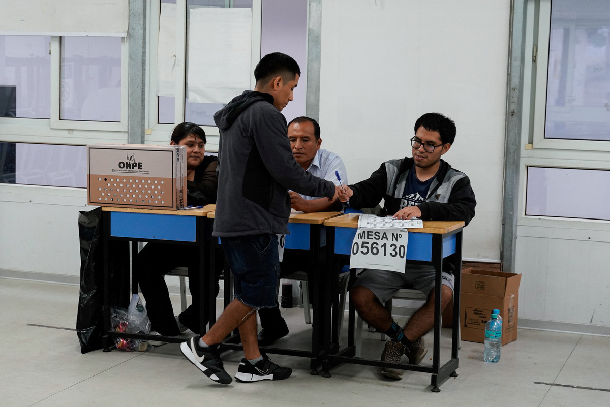 Una persona se acerca a la mesa electoral en un colegio electoral el día de la segunda vuelta electoral entre la candidata presidencial conservadora Keiko Fujimori y el candidato de izquierdas Roberto Sánchez, en Lima, Perú. 7 de junio de 2026. REUTERS/Leslie Moreno