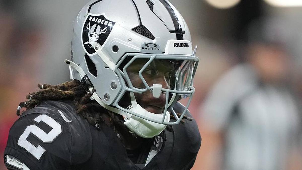  Jan 4, 2026; Paradise, Nevada, USA; Las Vegas Raiders running back Ashton Jeanty (2) carries the ball against the Kansas City Chiefs in the first half at Allegiant Stadium. Mandatory Credit: Kirby Lee-Imagn Images | Kirby Lee-Imagn Images 