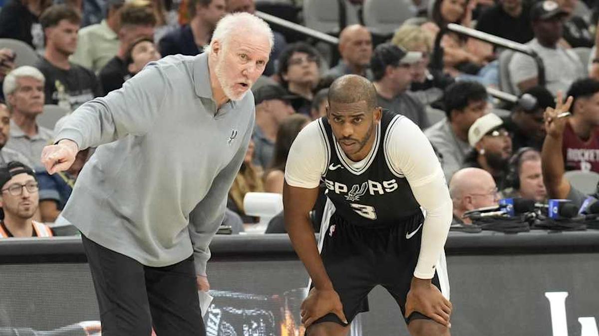  Oct 28, 2024; San Antonio, Texas, USA; San Antonio Spurs head coach Gregg Popovich talks with guard Chris Paul (3) during the second half against the Houston Rockets at Frost Bank Center. Mandatory Credit: Scott Wachter-Imagn Images | Scott Wachter-Imagn Images 