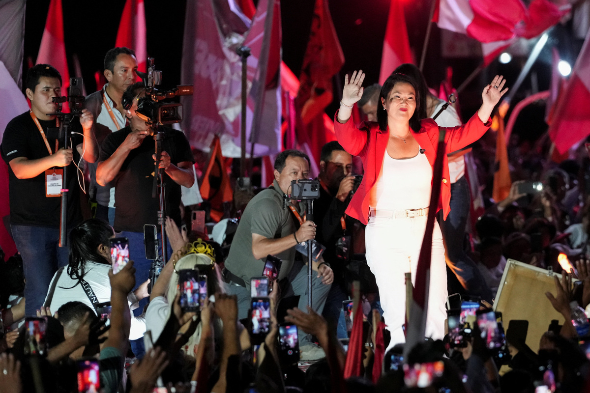 La candidata presidencial peruana Keiko Fujimori gesticula durante su cierre de campaña de cara a la segunda vuelta electoral del 7 de junio contra Roberto Sánchez, en Lima, Perú, el 4 de junio de 2026. REUTERS/Angela Ponce