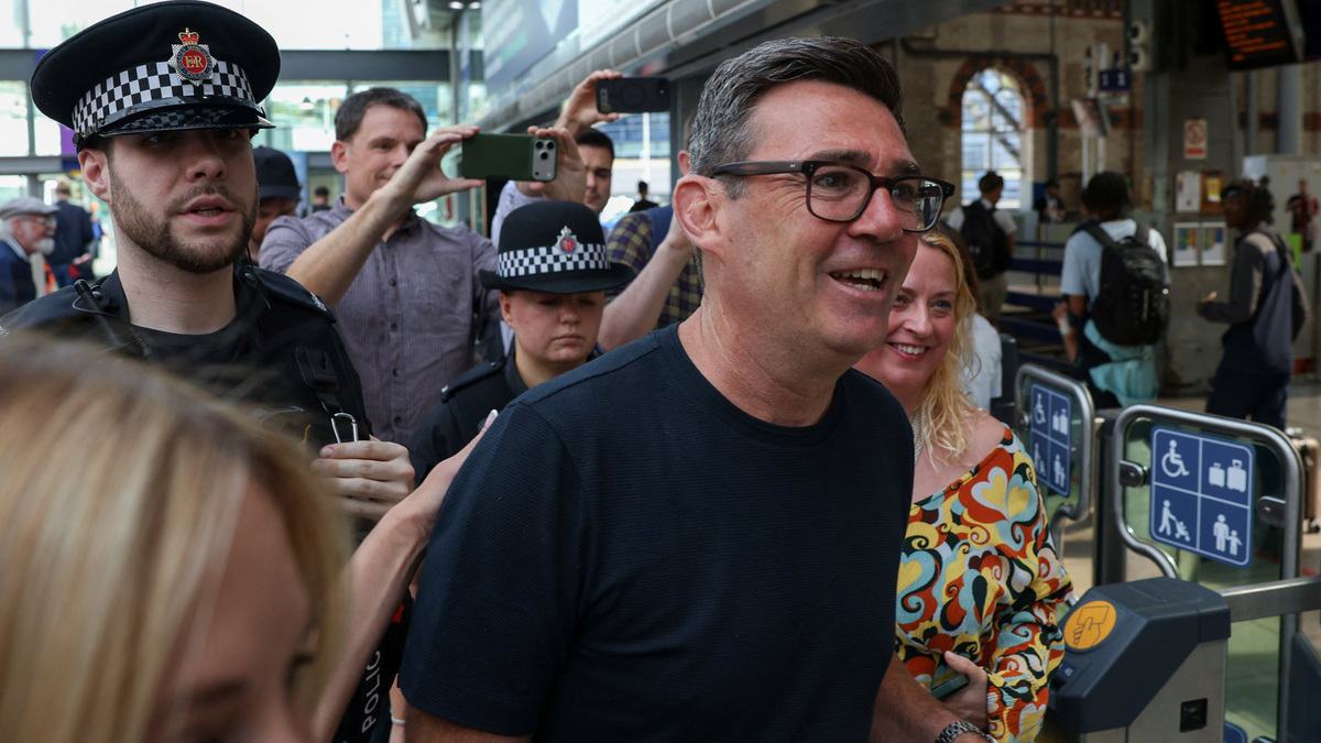 Newly elected Makerfield MP and former Greater Manchester Mayor Andy Burnham walks at Manchester Piccadilly station as he leaves for London, in Manchester, Britain, June 22, 2026. REUTERS/Temilade Adelaja