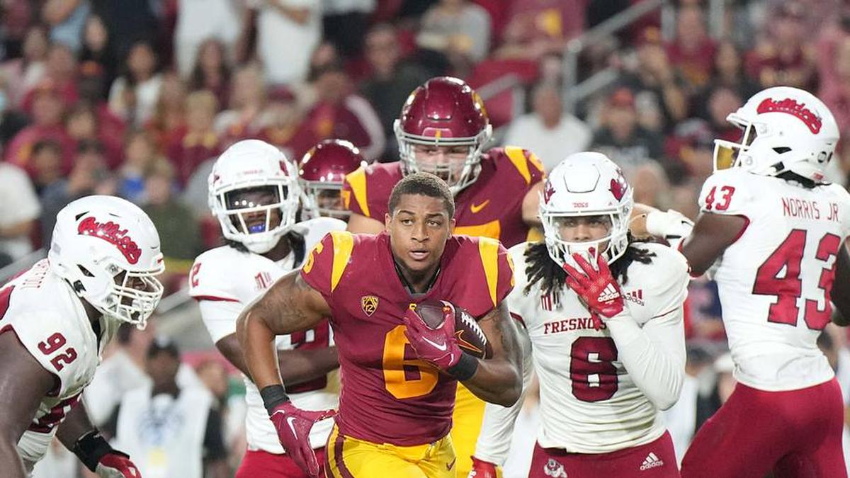  Sep 17, 2022; Los Angeles, California, USA; Southern California Trojans running back Austin Jones (6) carries the ball after losing his helmet against the Fresno State Bulldogs in the second half at United Airlines Field at Los Angeles Memorial Coliseum. Mandatory Credit: Kirby Lee-Imagn Images | Kirby Lee-Imagn Images 