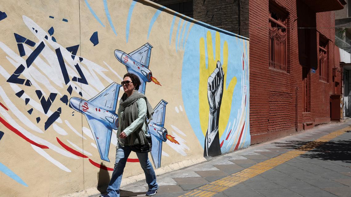 Iran and US trade air strikes after Trump dismisses report of Hormuz deal 