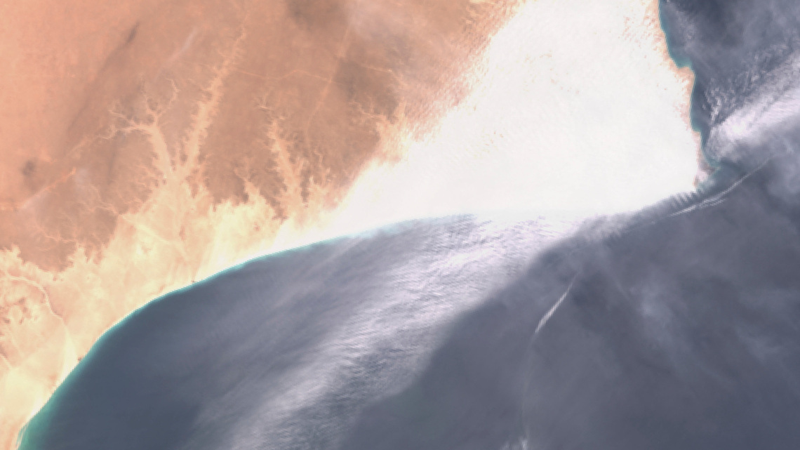 Huge oil slick hitting Oman's shoreline as agencies warn of disaster