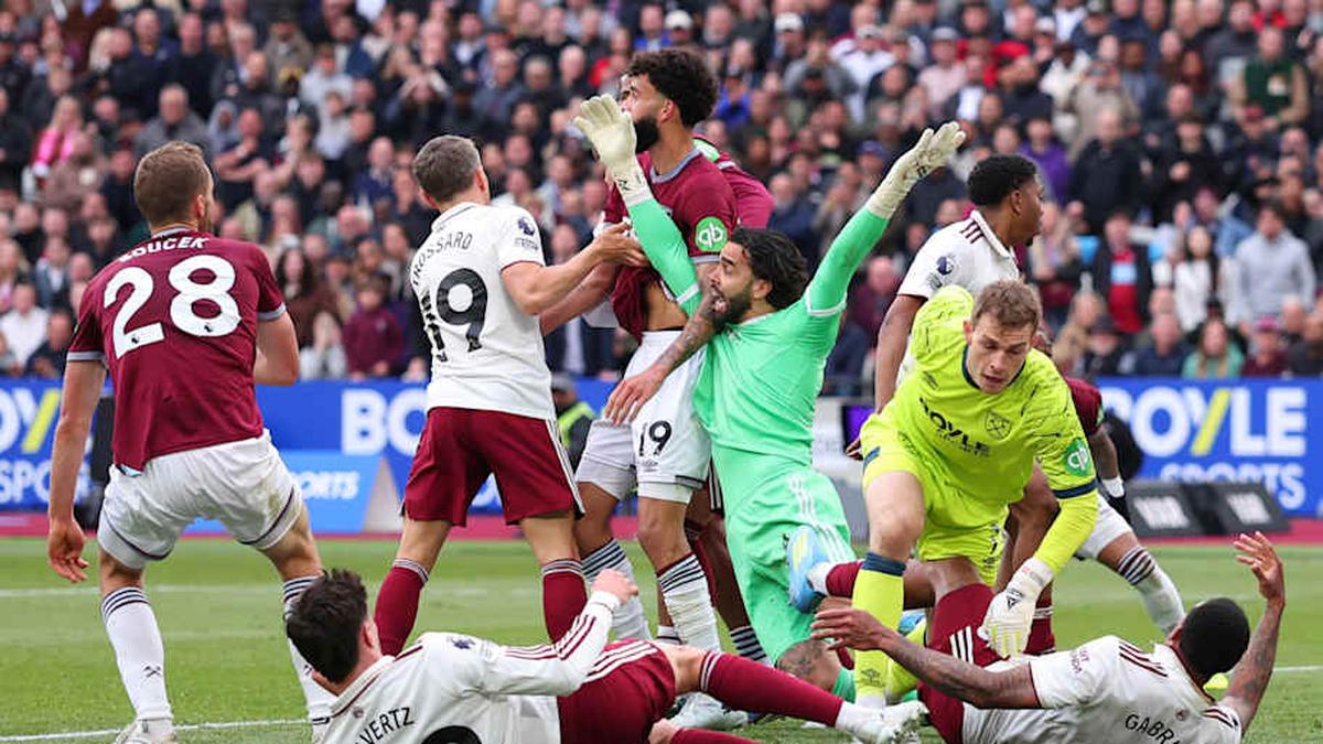  David Raya (in green) made a point of expressing his disdain. | Marc Atkins/Getty Images 