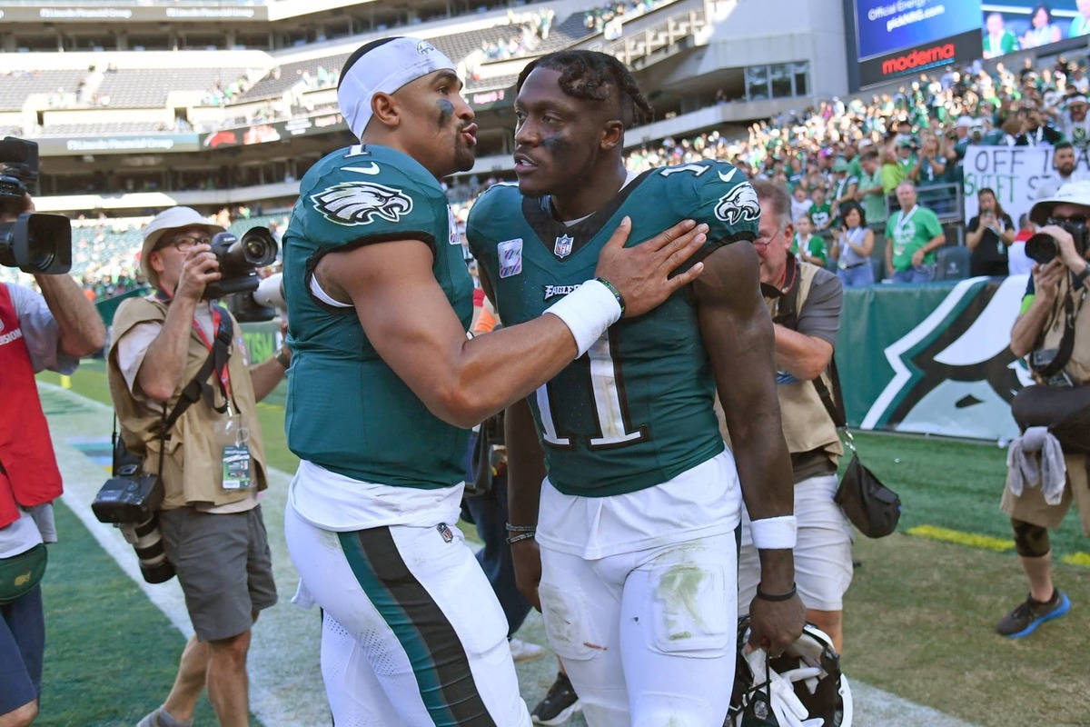  Philadelphia Eagles quarterback Jalen Hurts and wide receiver AJ Brown © Eric Hartline-Imagn Images