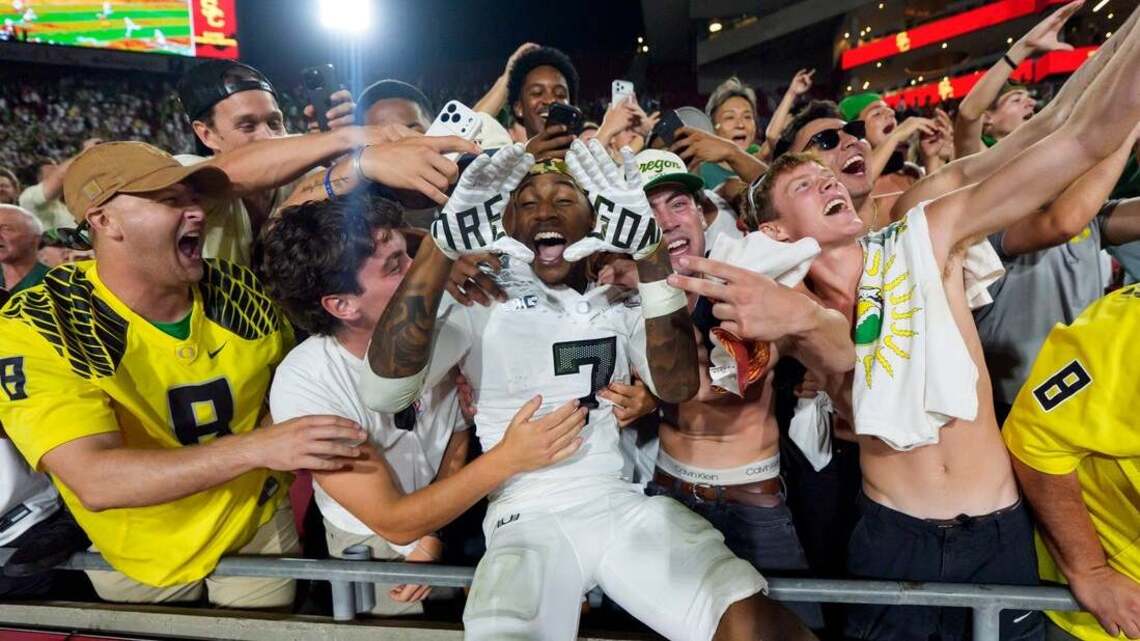 Oregon leading WR Evan Stewart facing DUII charge