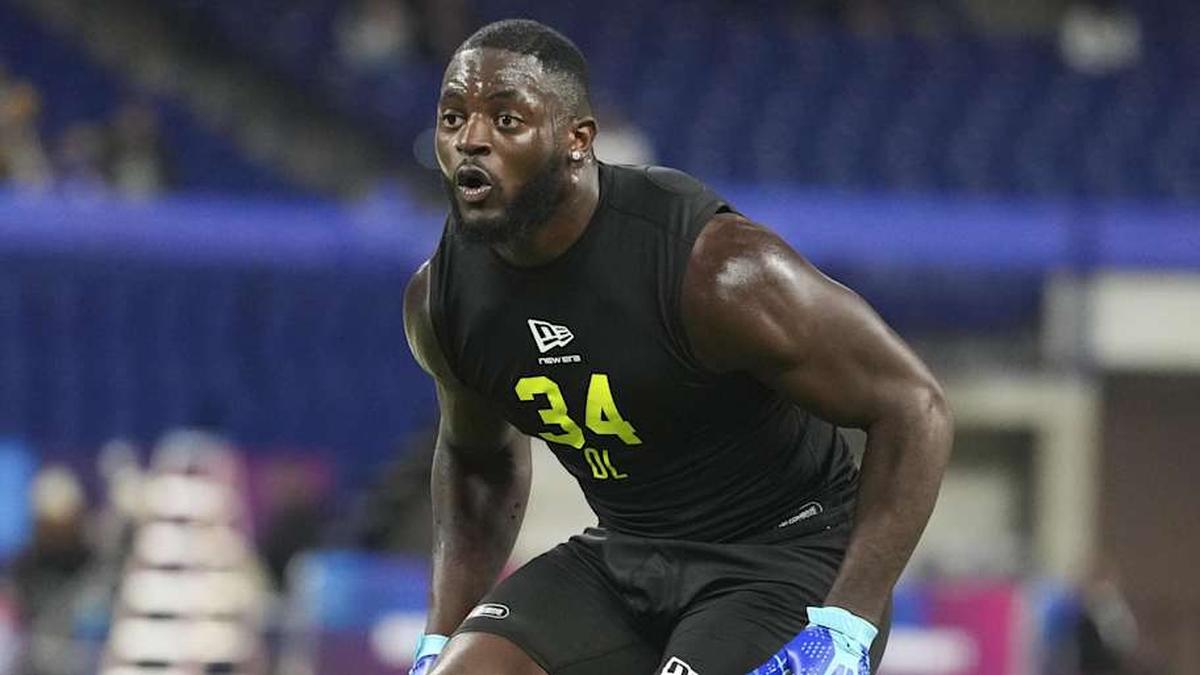 Feb 26, 2026; Indianapolis, IN, USA; Auburn defensive lineman Keyron Crawford (DL34) during the NFL Scouting Combine at Lucas Oil Stadium. Mandatory Credit: Kirby Lee-Imagn Images | Kirby Lee-Imagn Images 