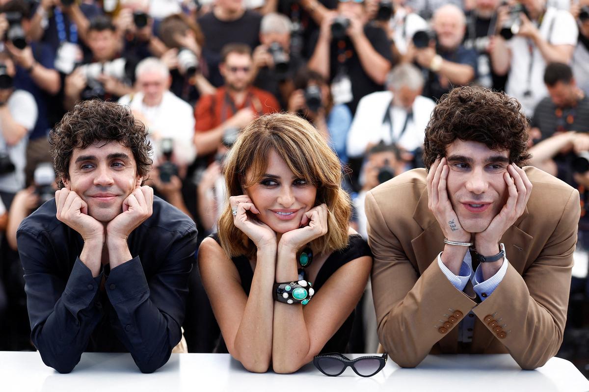 Directors Javier Ambrossi and Javier Calvo, and cast member Penelope Cruz pose during a photocall for the film "La bola negra" (The Black Ball) in competition at the 79th Cannes Film Festival in Cannes, France, May 22, 2026. REUTERS/Sarah Meyssonnier