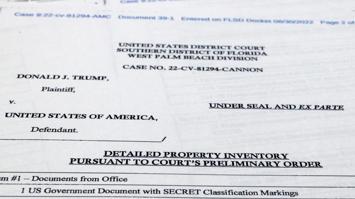 Páginas de un inventario del FBI de artículos incautados en la propiedad Mar-a-Lago del ex presidente Donald Trump.