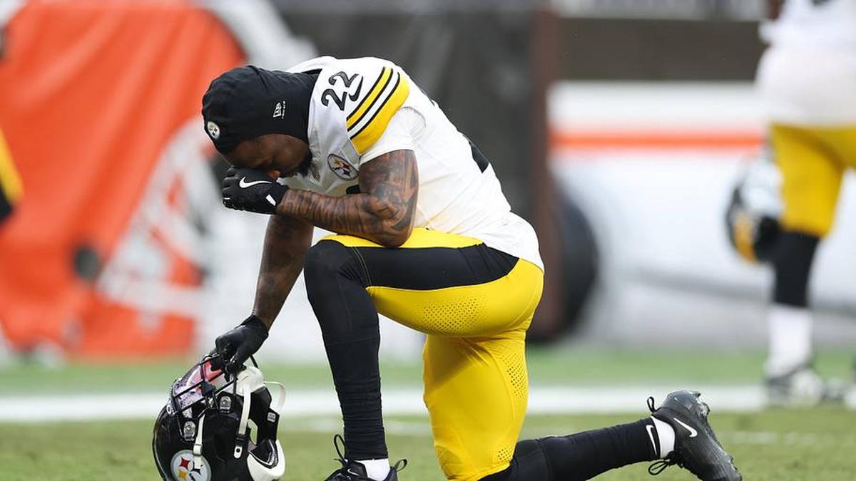  Dec 28, 2025; Cleveland, Ohio, USA; Pittsburgh Steelers cornerback Asante Samuel Jr. (22) kneels before the game against the Cleveland Browns at Huntington Bank Field. Mandatory Credit: Scott Galvin-Imagn Images | Scott Galvin-Imagn Images 