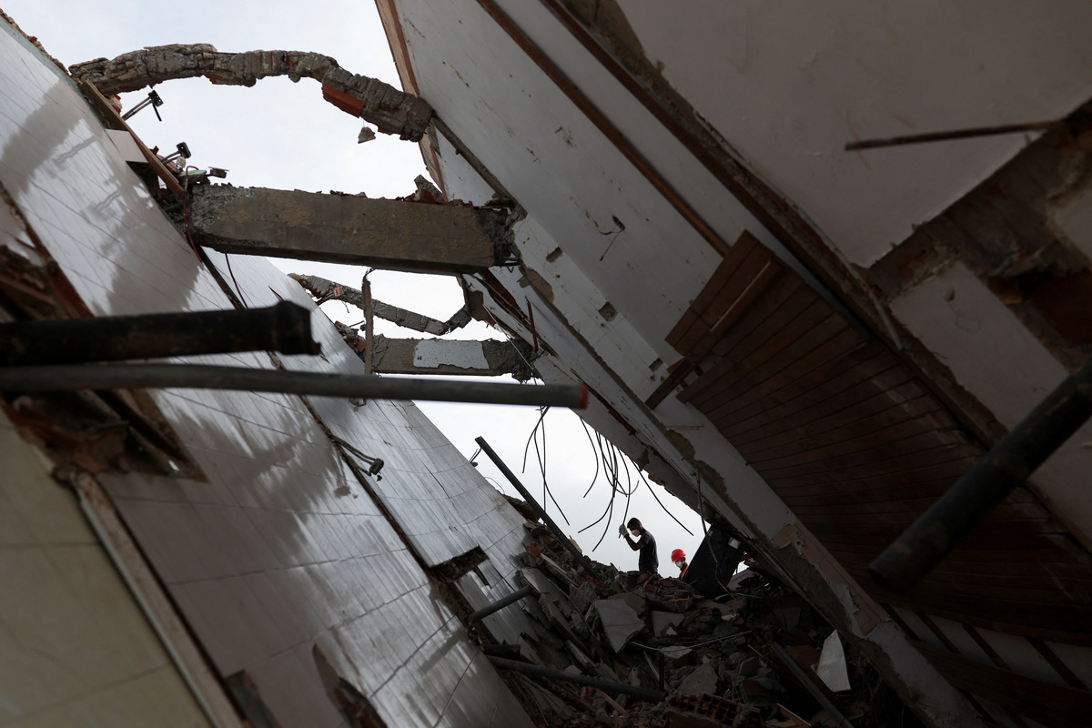 Rescuers search through debris in the aftermath of the June 24 earthquakes, in La Guaira, Venezuela, July 4, 2026. REUTERS/Pablo Sanhueza