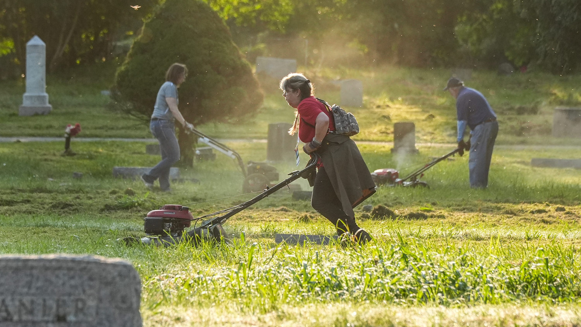 American Legion volunteers help clean up historic Greenwood Cemetery 